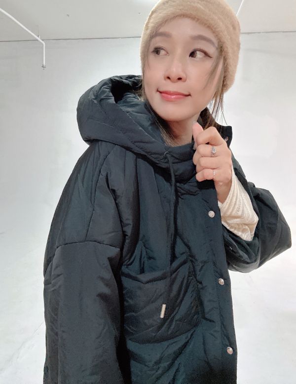 ZinD [ 輕盈連帽前口袋鋪棉外套 ] 經典黑 2601151 （shihslica) ZinD,zind,ZD,zooindrawer,zoo in drawer,抽屜動物園,丹寧,牛仔外套,外套富翁,洋裝,韓國襪子,年終慶,雙11,雙12,黑五,週年慶,合購價,自訂款,shihslica