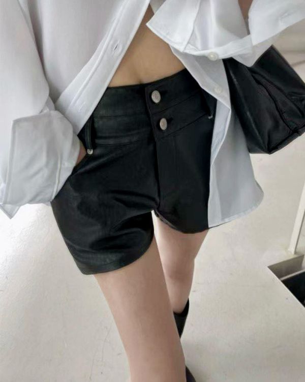 Z in D [ 韓製雙釦黑色皮革短褲 ] 黑 2509231 (shihslica) ZinD,zind,ZD,zooindrawer,zoo in drawer,抽屜動物園,丹寧,牛仔外套,外套富翁,洋裝