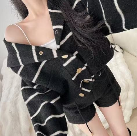 Z in D [ 金釦大口袋連帽厚磅針織 ] 2色 2509245 ZinD,zind,ZD,zooindrawer,zoo in drawer,抽屜動物園,丹寧,牛仔外套,外套富翁,洋裝