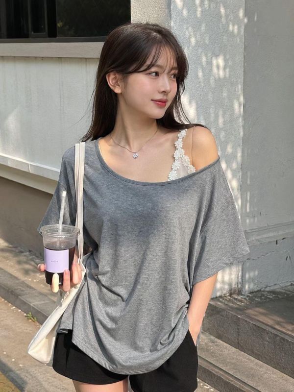 ZinD [ 單邊肩帶緹花蕾絲寬領上衣 ] 3色 2606251 ZinD,zind,ZD,zooindrawer,zoo in 抽屜,動物園,丹寧,外套,外套富翁,洋裝,韓國襪子,年終慶,雙11,雙12,黑五,百搭,合購價,自訂,春裝,Tshirt,首爾