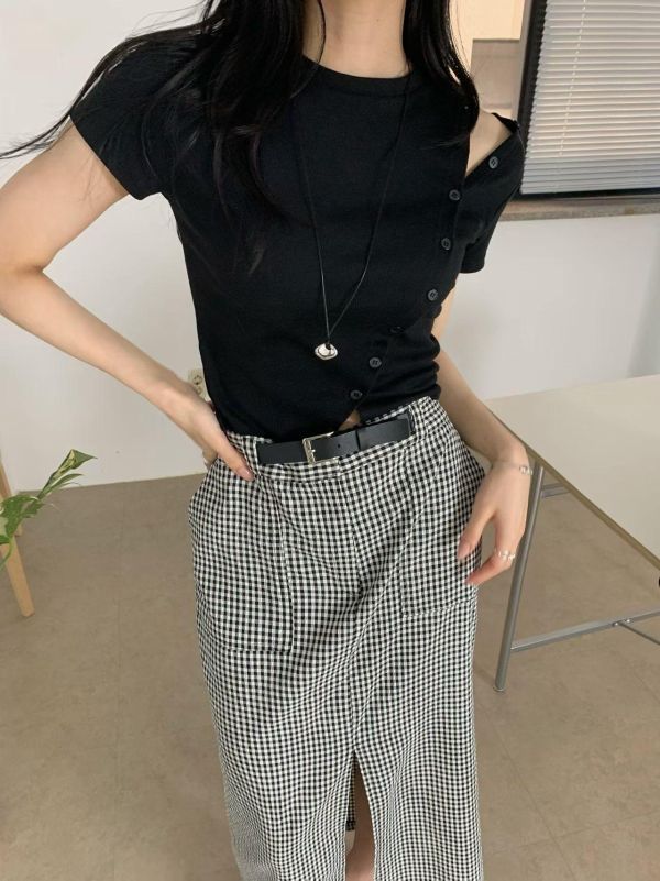 ZinD [ 本季定番！黑白小格前開衩修長窄身裙 ] 2604302 ZinD,zind,ZD,zooindrawer,zoo in 抽屜,動物園,丹寧,外套,外套富翁,洋裝,韓國襪子,年終慶,雙11,雙12,黑五,百搭,合購價,自訂,春裝,Tshirt,首爾
