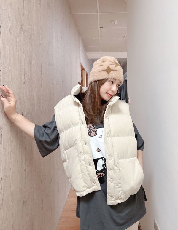 ZinD [ 燈芯絨排扣高領鋪棉暖背心 ] 3色 2512041 ZinD,zind,ZD,zooindrawer,zoo in drawer,抽屜動物園,丹寧,牛仔外套,外套富翁,洋裝,韓國襪子