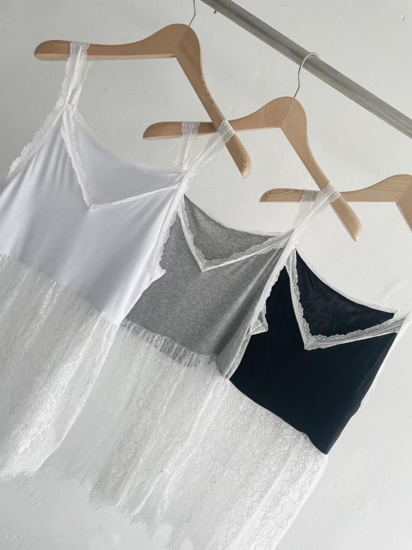 ZinD [ 大V領彈性蕾絲襬背心 ] 3色 2604292 ZinD,zind,ZD,zooindrawer,zoo in 抽屜,動物園,丹寧,外套,外套富翁,洋裝,韓國襪子,年終慶,雙11,雙12,黑五,百搭,合購價,自訂,春裝,Tshirt,首爾