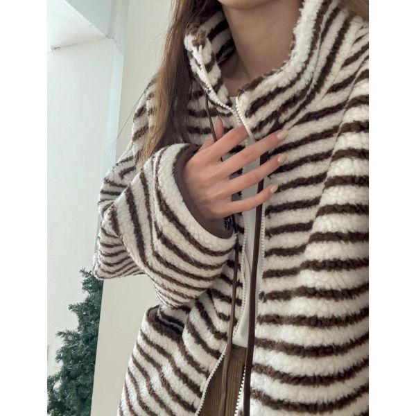ZinD [  立領條紋Ｑ毛毛拉鏈外套 ] 3色 2502035 shihslica ZinD,zind,ZD,zooindrawer,zoo in drawer,抽屜動物園,丹寧,牛仔外套,外套富翁,洋裝,韓國襪子,年終慶,雙11,雙12,黑五,週年慶,合購價,自訂款