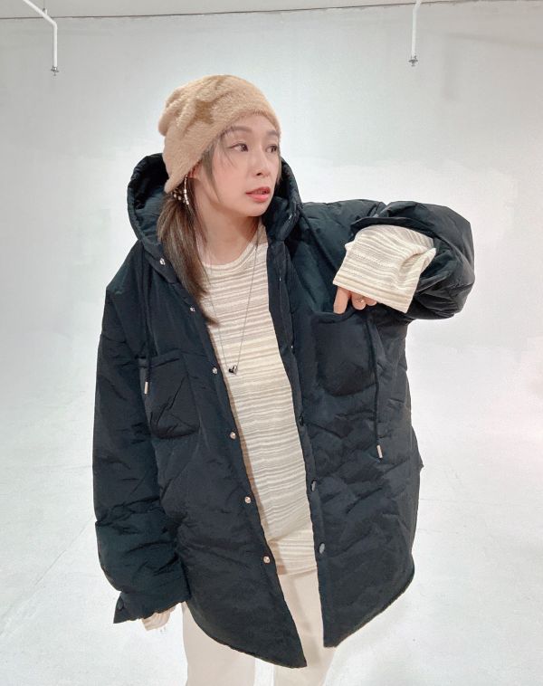 ZinD [ 輕盈連帽前口袋鋪棉外套 ] 經典黑 2601151 （shihslica) ZinD,zind,ZD,zooindrawer,zoo in drawer,抽屜動物園,丹寧,牛仔外套,外套富翁,洋裝,韓國襪子,年終慶,雙11,雙12,黑五,週年慶,合購價,自訂款,shihslica