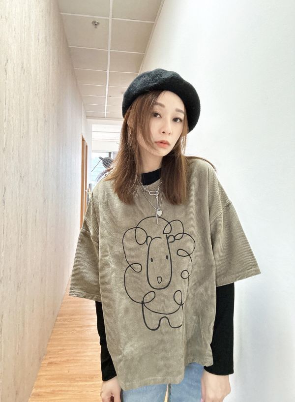 ZinD [ 捲毛獅子細絨棉短袖T ] 2色 2604061 ZinD,zind,ZD,zooindrawer,zoo in 抽屜,抽屜動物園,丹寧,裙子,裙子富翁,洋裝,韓國襪子,年終慶,雙11,雙12,黑五,永恆慶,合購價,自訂,春裝,Tshirt,zaccu