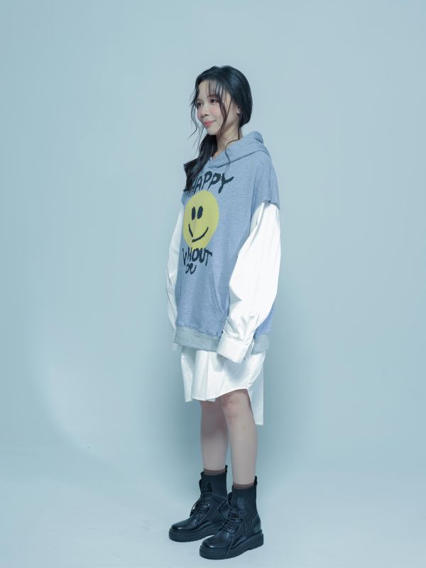 ZinD [ SALE 家蓁穿著款：經典大微笑休閒連帽短袖Ｔ ] 2色 2608275 ZinD,zind,ZD,zooindrawer,zoo in 抽屜,動物園,丹寧,外套,外套富翁,洋裝,韓國襪子,年終慶,雙11,雙12,黑五,百搭,合購價,自訂,春裝,Tshirt,首爾