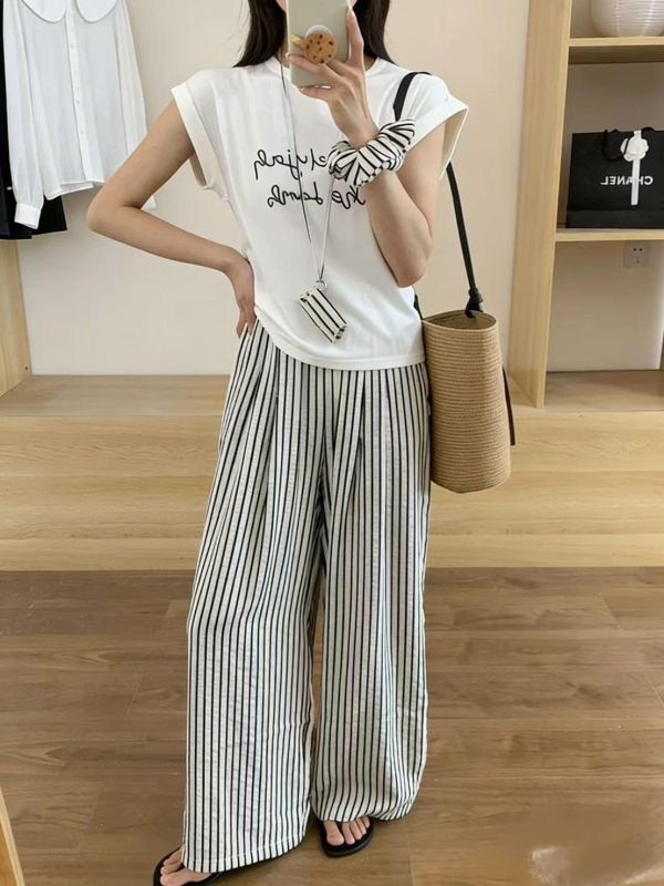 ZinD [ 英文Tee+直紋褲悠閑套裝 ] 2色 2604181 ZinD,zind,ZD,zooindrawer,zoo in drawer,抽屜動物園,丹寧,牛仔外套,外套富翁,洋裝,韓國襪子,年終慶,雙11,雙12,黑五,週年慶,合購價,自訂款,shihslica.春裝