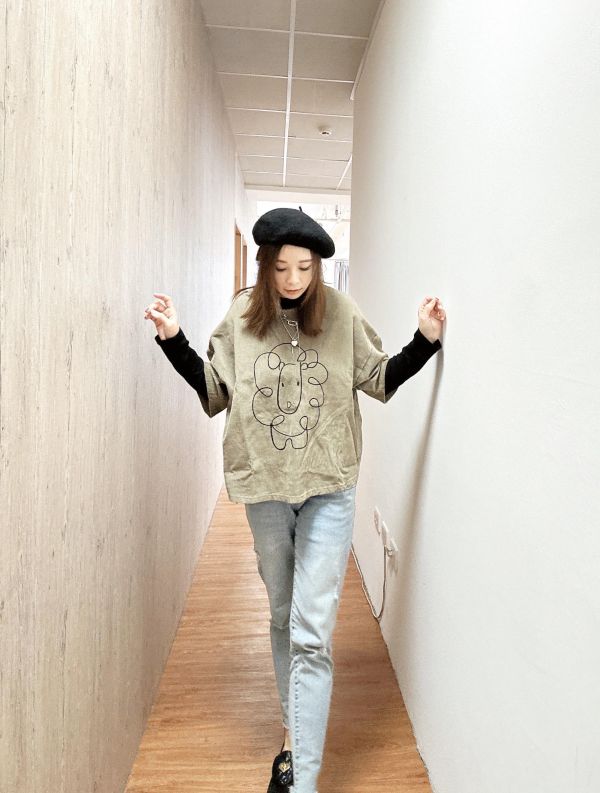 ZinD [ 捲毛獅子細絨棉短袖T ] 2色 2604061 ZinD,zind,ZD,zooindrawer,zoo in 抽屜,抽屜動物園,丹寧,裙子,裙子富翁,洋裝,韓國襪子,年終慶,雙11,雙12,黑五,永恆慶,合購價,自訂,春裝,Tshirt,zaccu