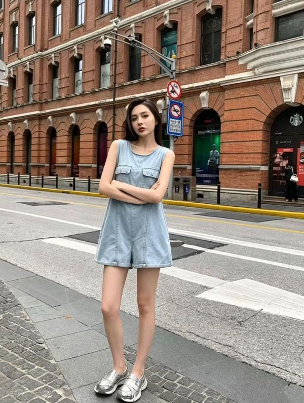 ZinD [ 簡約圓領口袋丹寧連身短褲 ] 淺藍單寧 2606129 ZinD,zind,ZD,zooindrawer,zoo in 抽屜,動物園,丹寧,外套,外套富翁,洋裝,韓國襪子,年終慶,雙11,雙12,黑五,百搭,合購價,自訂,春裝,Tshirt,首爾