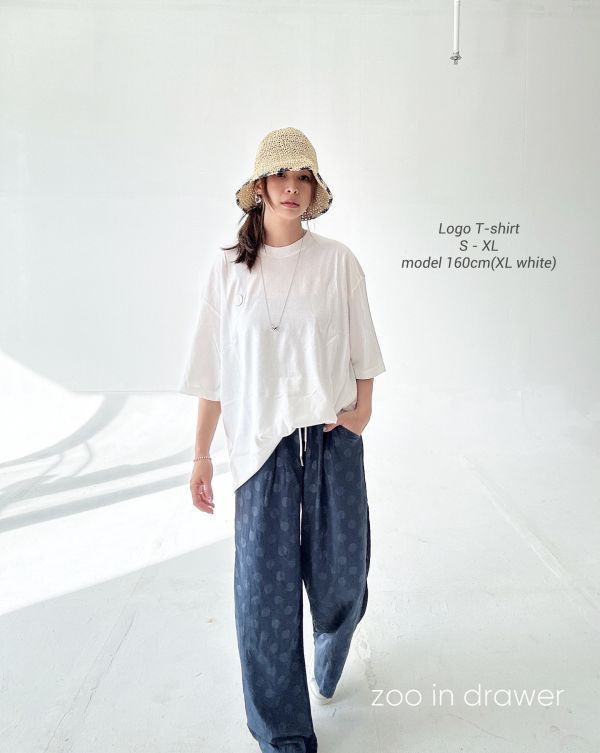 Z in D [ 男女自訂款：經典紀念 繡線LOGO落肩寬版Ｔ ] 3size 2色 2509011w ZinD,zind,ZD,zooindrawer,zoo in drawer,抽屜動物園,丹寧,牛仔外套,外套富翁,洋裝,T恤,T-shirt,男裝,情侶裝