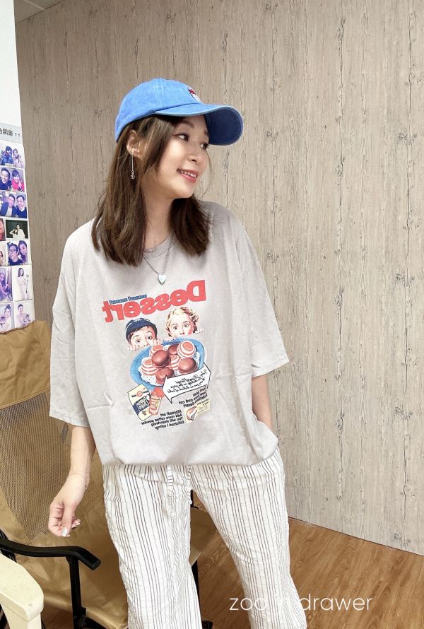Z in D [ 家蓁穿著款：復古美式點心圖樣洗水棉休閒Ｔ ] 2色 2506063 (shihslica) ZinD,zind,ZD,zooindrawer,zoo in drawer,抽屜動物園,丹寧,牛仔外套,外套富翁,洋裝