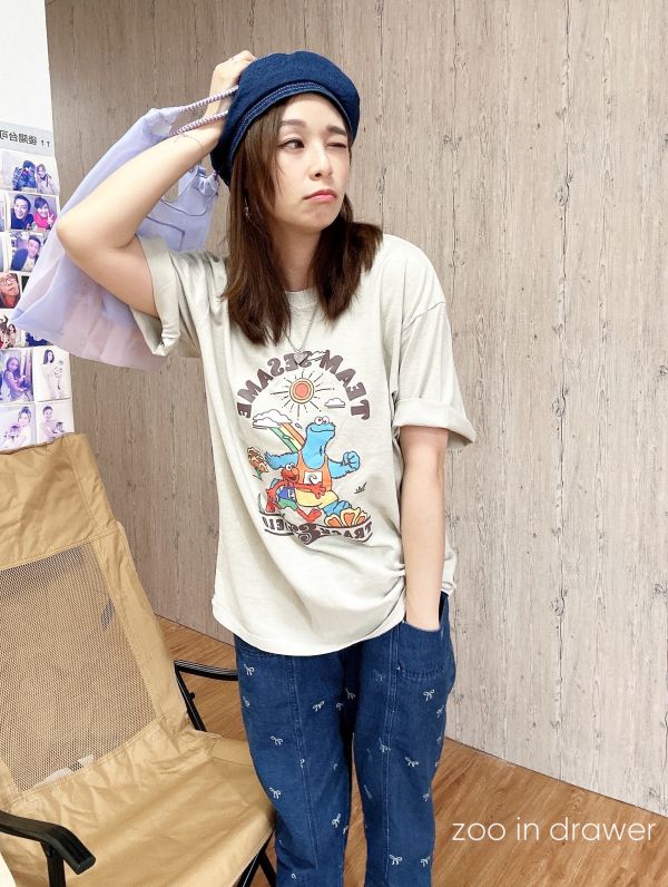 Z in D [ 怪獸馬拉松復古質感涼感棉T ] 灰杏 2507166 (shihslica) ZinD,zind,ZD,zooindrawer,zoo in drawer,抽屜動物園,丹寧,牛仔外套,外套富翁,洋裝