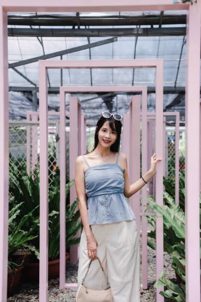 Z in D [  Mei穿著款：縮腰平口衣襬排釦單寧細肩 ] 丹寧藍 2507233 (shihslica) ZinD,zind,ZD,zooindrawer,zoo in drawer,抽屜動物園,丹寧,牛仔外套,外套富翁,洋裝
