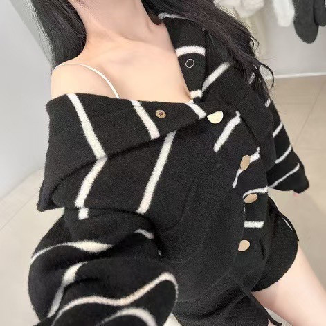 Z in D [ 金釦大口袋連帽厚磅針織 ] 2色 2509245 ZinD,zind,ZD,zooindrawer,zoo in drawer,抽屜動物園,丹寧,牛仔外套,外套富翁,洋裝