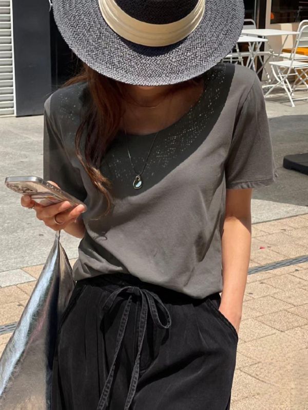 ZinD [ 韓製 百搭大U領素色薄T恤 ] 4色 2604183 ZinD,zind,ZD,zooindrawer,zoo in drawer,抽屜動物園,丹寧,牛仔外套,外套富翁,洋裝,韓國襪子,年終慶,雙11,雙12,黑五,週年慶,合購價,自訂款,shihslica.春裝