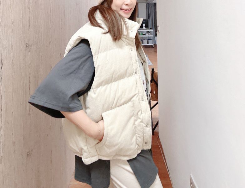 ZinD [ 燈芯絨排扣高領鋪棉暖背心 ] 3色 2512041 ZinD,zind,ZD,zooindrawer,zoo in drawer,抽屜動物園,丹寧,牛仔外套,外套富翁,洋裝,韓國襪子