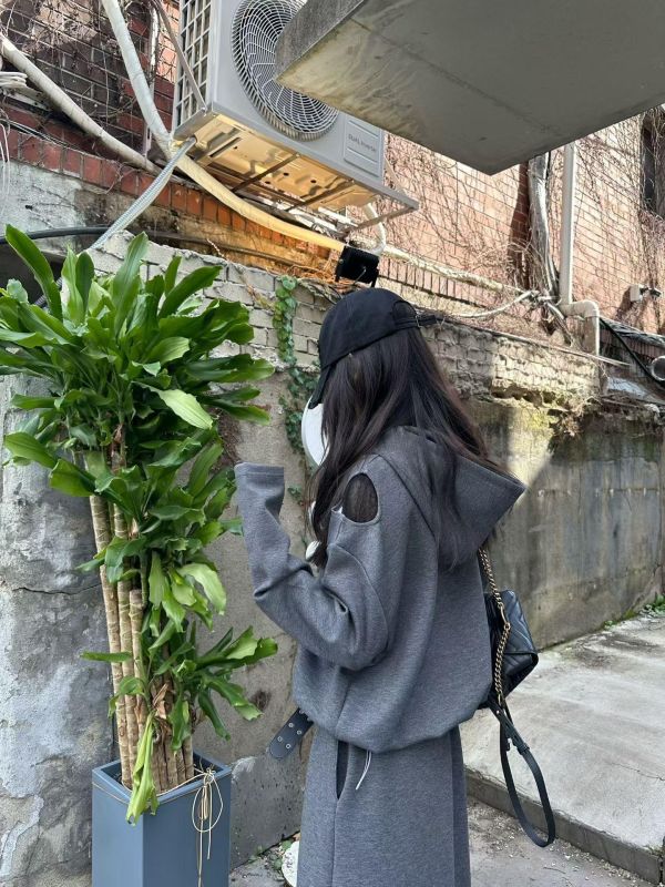 ZinD [ 肩摟洞衣襬縮繩連帽Ｔ ] 2色 2602032 shihslica -
ZinD,zind,ZD,zooindrawer,zoo in drawer,抽屜動物園,丹寧,牛仔外套,外套富翁,洋裝,韓國襪子,年終慶,雙11,雙12,黑五,週年慶,合購價,自訂款