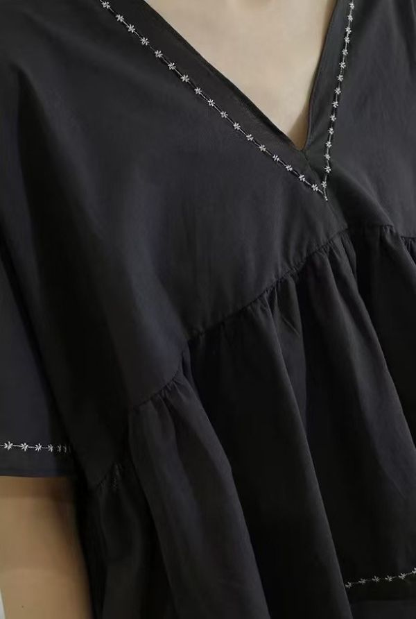 Z in D [ 虛線小米刺繡邊Ｖ領娃娃上衣 ] 2色 2505013 (shihslica) ZinD,zind,ZD,zooindrawer,zoo in drawer,抽屜動物園,丹寧,牛仔外套,外套富翁,洋裝