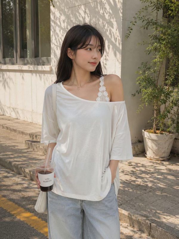 ZinD [ 單邊肩帶緹花蕾絲寬領上衣 ] 3色 2606251 ZinD,zind,ZD,zooindrawer,zoo in 抽屜,動物園,丹寧,外套,外套富翁,洋裝,韓國襪子,年終慶,雙11,雙12,黑五,百搭,合購價,自訂,春裝,Tshirt,首爾