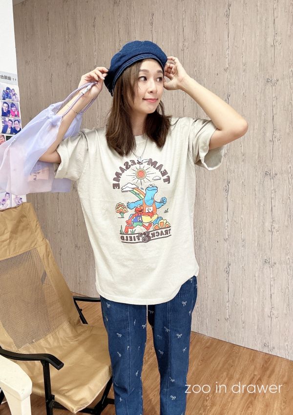 Z in D [ 怪獸馬拉松復古質感涼感棉T ] 灰杏 2507166 (shihslica) ZinD,zind,ZD,zooindrawer,zoo in drawer,抽屜動物園,丹寧,牛仔外套,外套富翁,洋裝