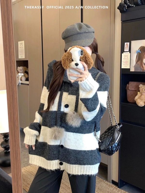 ZinD [ 毛毛球雙色彈性針織帽外套 ] 2色 2601022 shihslica ZinD,zind,ZD,zooindrawer,zoo in drawer,抽屜動物園,丹寧,牛仔外套,外套富翁,洋裝,韓國襪子,年終慶,雙11,雙12,黑五,週年慶,合購價,自訂款