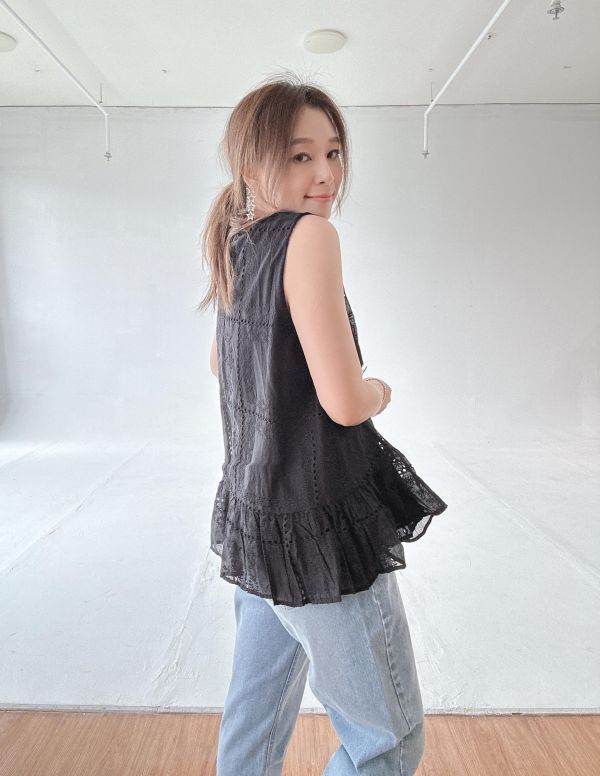 ZinD [ 前打摺刺繡蕾絲背心 ] 黑色 2606044 ZinD,zind,ZD,zooindrawer,zoo in 抽屜,動物園,丹寧,外套,外套富翁,洋裝,韓國襪子,年終慶,雙11,雙12,黑五,百搭,合購價,自訂,春裝,Tshirt,首爾