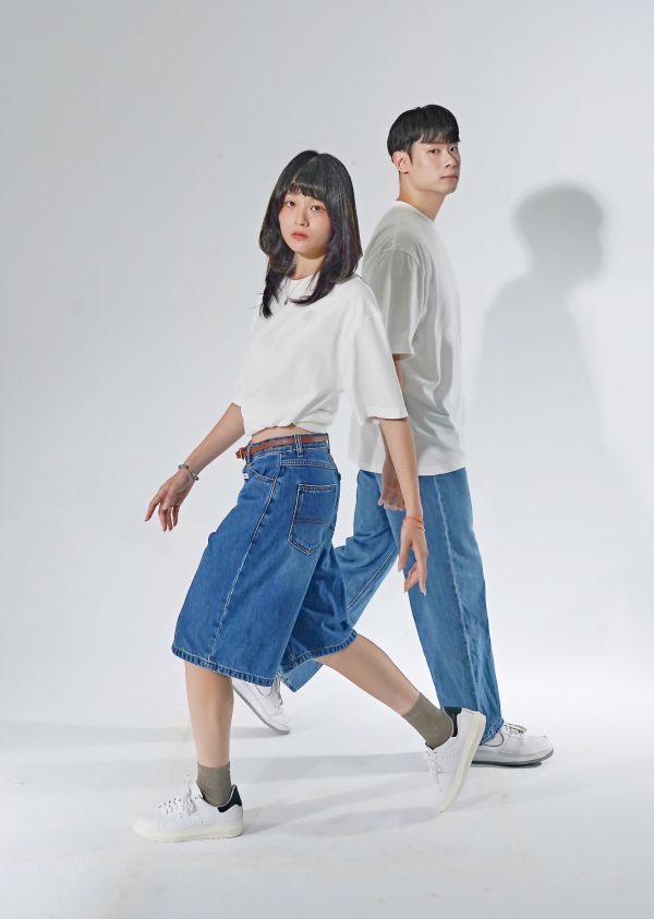 Z in D [ 男女自訂款：經典紀念 繡線LOGO落肩寬版Ｔ ] 3size 2色 2509011 ZinD,zind,ZD,zooindrawer,zoo in drawer,抽屜動物園,丹寧,牛仔外套,外套富翁,洋裝,T恤,T-shirt,男裝,情侶裝