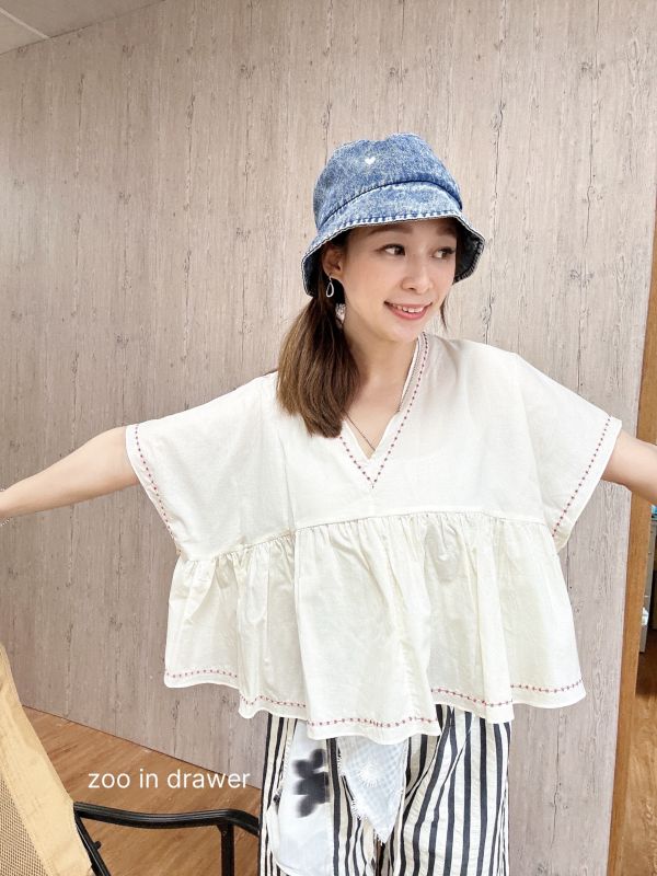 Z in D [ SALE 虛線小米刺繡邊Ｖ領娃娃上衣 ] 2色 2505013 (shihslica) ZinD,zind,ZD,zooindrawer,zoo in drawer,抽屜動物園,丹寧,牛仔外套,外套富翁,洋裝