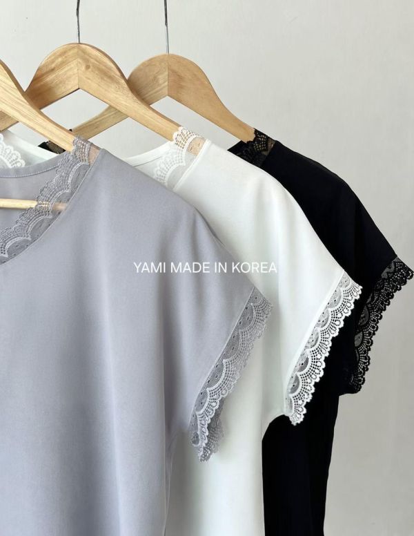 ZinD [ 蕾絲滾邊v領短袖雪紡氣質上衣 ] 3色 2606124 ZinD,zind,ZD,zooindrawer,zoo in 抽屜,動物園,丹寧,外套,外套富翁,洋裝,韓國襪子,年終慶,雙11,雙12,黑五,百搭,合購價,自訂,春裝,Tshirt,首爾