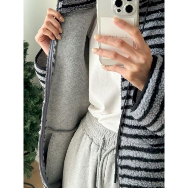 ZinD [  立領條紋Ｑ毛毛拉鏈外套 ] 3色 2502035 shihslica ZinD,zind,ZD,zooindrawer,zoo in drawer,抽屜動物園,丹寧,牛仔外套,外套富翁,洋裝,韓國襪子,年終慶,雙11,雙12,黑五,週年慶,合購價,自訂款