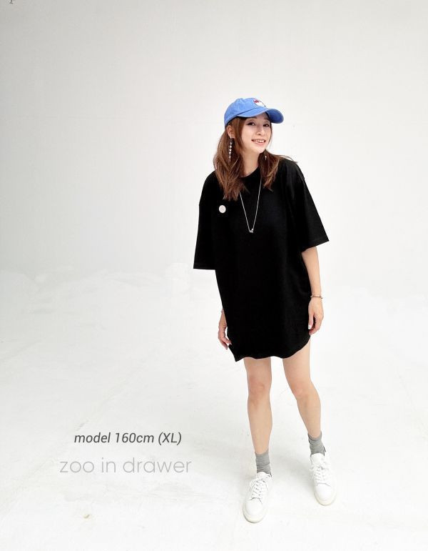 Z in D [ 男女自訂款：經典紀念 繡線LOGO落肩寬版Ｔ ] 3size 2色 2509011w ZinD,zind,ZD,zooindrawer,zoo in drawer,抽屜動物園,丹寧,牛仔外套,外套富翁,洋裝,T恤,T-shirt,男裝,情侶裝