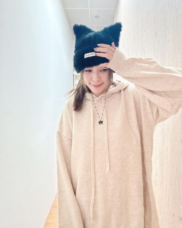 ZinD [ 套裝：彈性針織連帽Ｔ＋秀氣窄身裙 ] 3色 2512192  shihslica ZinD,zind,ZD,zooindrawer,zoo in drawer,抽屜動物園,丹寧,牛仔外套,外套富翁,洋裝,韓國襪子,年終慶,雙11,雙12,黑五,週年慶,合購價,自訂款