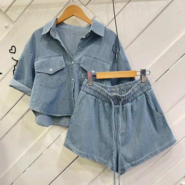 ZinD [ 直條細紋丹寧套裝 外套+短褲 ] 2604293 ZinD,zind,ZD,zooindrawer,zoo in 抽屜,動物園,丹寧,外套,外套富翁,洋裝,韓國襪子,年終慶,雙11,雙12,黑五,百搭,合購價,自訂,春裝,Tshirt,首爾