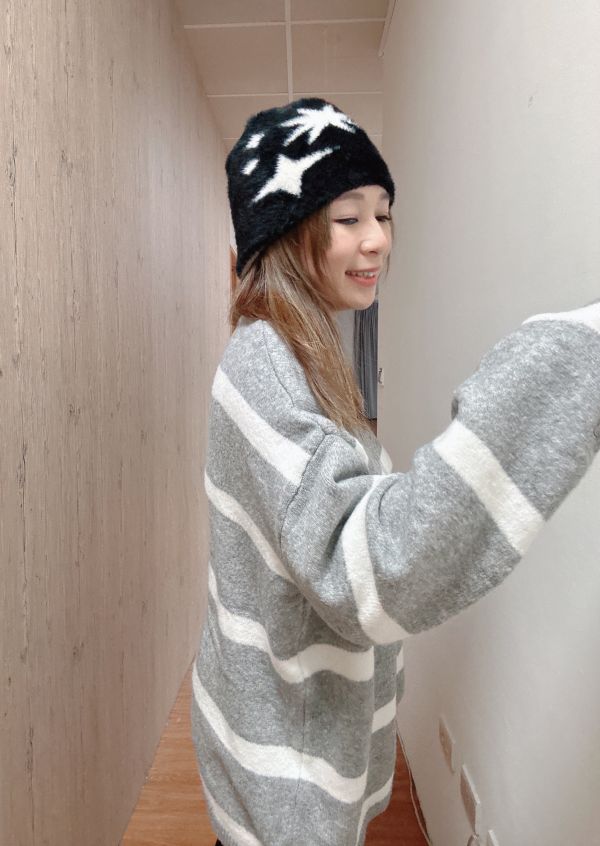 ZinD [ 氣質淺灰細白條針織 ] 淺灰 2511291 (shihslica) ZinD,zind,ZD,zooindrawer,zoo in drawer,抽屜動物園,丹寧,牛仔外套,外套富翁,洋裝,韓國襪子