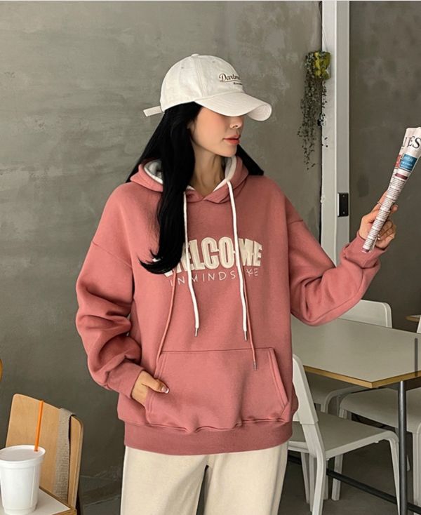 ZinD [ 歡迎英文雙配色刷毛帽Ｔ ] 3色 2512301 (shihslica) ZinD,zind,ZD,zooindrawer,zoo in drawer,抽屜動物園,丹寧,牛仔外套,外套富翁,洋裝,韓國襪子,年終慶,雙11,雙12,黑五,週年慶,合購價,自訂款