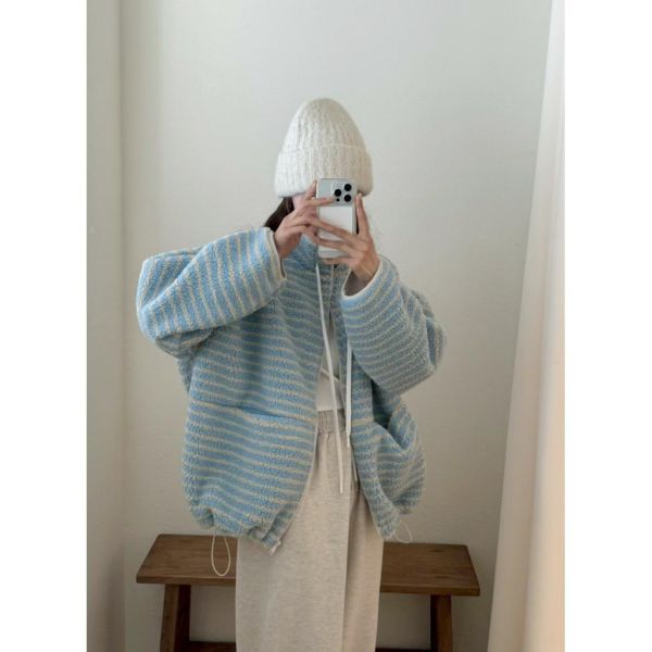 ZinD [  立領條紋Ｑ毛毛拉鏈外套 ] 3色 2502035 shihslica ZinD,zind,ZD,zooindrawer,zoo in drawer,抽屜動物園,丹寧,牛仔外套,外套富翁,洋裝,韓國襪子,年終慶,雙11,雙12,黑五,週年慶,合購價,自訂款