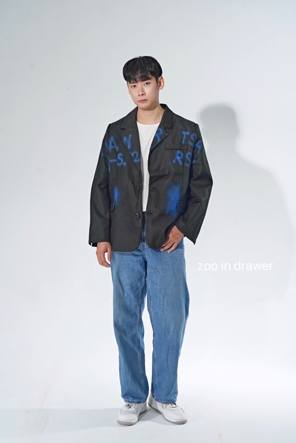 Z in D [ oversize文字塗鴉個性西裝外套 ] 2色 2504247 (shihslica) ZinD,zind,ZD,zooindrawer,zoo in drawer,抽屜動物園,丹寧,牛仔外套,外套富翁