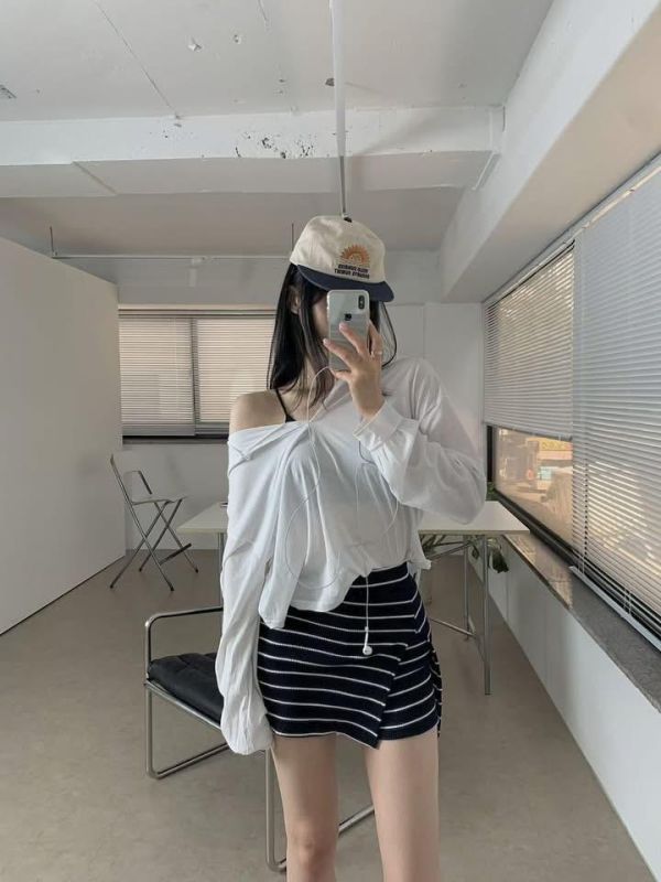 ZinD [ 套裝-彈性細紋迷你褲裙+連帽薄T ] 2色 2606033 ZinD,zind,ZD,zooindrawer,zoo in 抽屜,動物園,丹寧,外套,外套富翁,洋裝,韓國襪子,年終慶,雙11,雙12,黑五,百搭,合購價,自訂,春裝,Tshirt,首爾