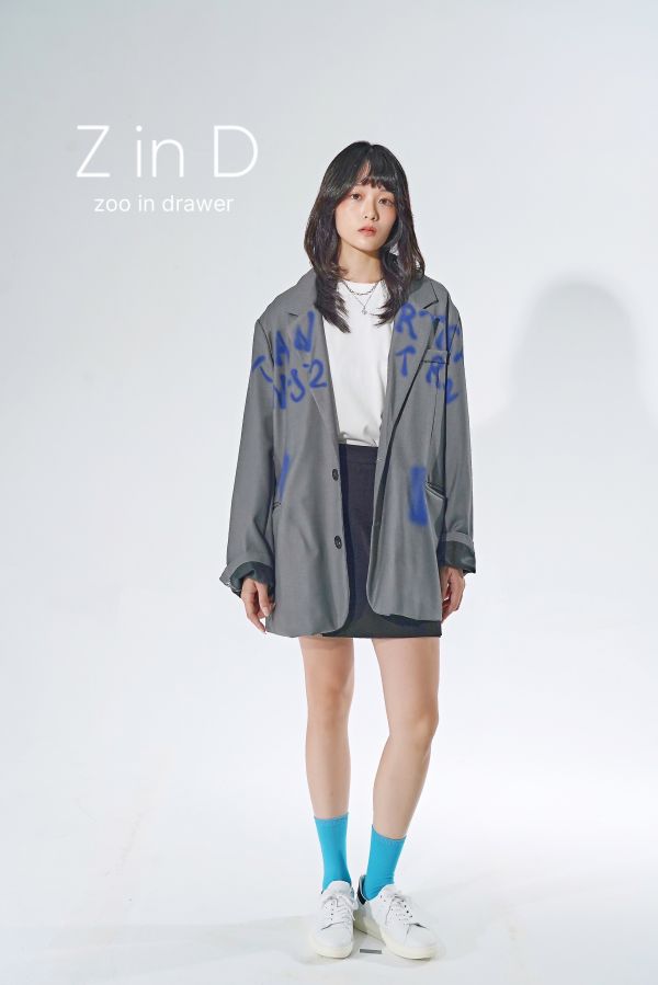 Z in D [ oversize文字塗鴉個性西裝外套 ] 2色 2504247 (shihslica) ZinD,zind,ZD,zooindrawer,zoo in drawer,抽屜動物園,丹寧,牛仔外套,外套富翁