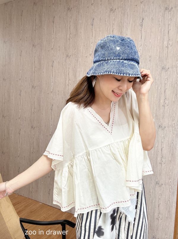 Z in D [ SALE 虛線小米刺繡邊Ｖ領娃娃上衣 ] 2色 2505013 (shihslica) ZinD,zind,ZD,zooindrawer,zoo in drawer,抽屜動物園,丹寧,牛仔外套,外套富翁,洋裝