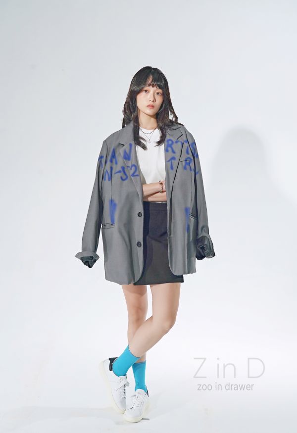 Z in D [ oversize文字塗鴉個性西裝外套 ] 2色 2504247 (shihslica) ZinD,zind,ZD,zooindrawer,zoo in drawer,抽屜動物園,丹寧,牛仔外套,外套富翁