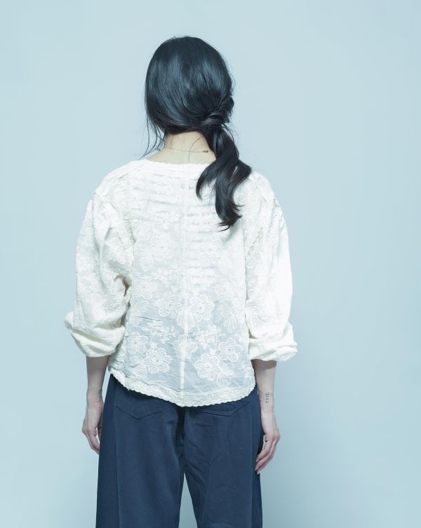 ZinD [ SALE 小圓花瓣蕾絲花精緻排釦衫 ] 米杏 2608171 (shihslica) ZinD,zind,ZD,zooindrawer,zoo in 抽屜,動物園,丹寧,外套,外套富翁,洋裝,韓國襪子,年終慶,雙11,雙12,黑五,百搭,合購價,自訂,春裝,Tshirt,首爾