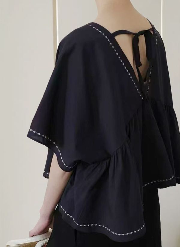 Z in D [ 虛線小米刺繡邊Ｖ領娃娃上衣 ] 2色 2505013 (shihslica) ZinD,zind,ZD,zooindrawer,zoo in drawer,抽屜動物園,丹寧,牛仔外套,外套富翁,洋裝