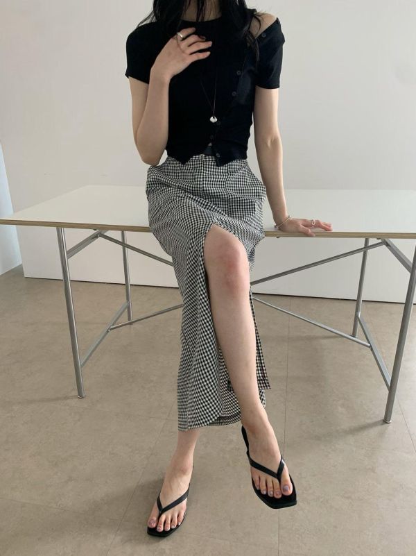 ZinD [ 本季定番！黑白小格前開衩修長窄身裙 ] 2604302 ZinD,zind,ZD,zooindrawer,zoo in 抽屜,動物園,丹寧,外套,外套富翁,洋裝,韓國襪子,年終慶,雙11,雙12,黑五,百搭,合購價,自訂,春裝,Tshirt,首爾