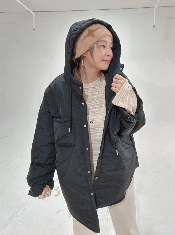 ZinD [ 輕盈連帽前口袋鋪棉外套 ] 經典黑 2601151 （shihslica) ZinD,zind,ZD,zooindrawer,zoo in drawer,抽屜動物園,丹寧,牛仔外套,外套富翁,洋裝,韓國襪子,年終慶,雙11,雙12,黑五,週年慶,合購價,自訂款,shihslica