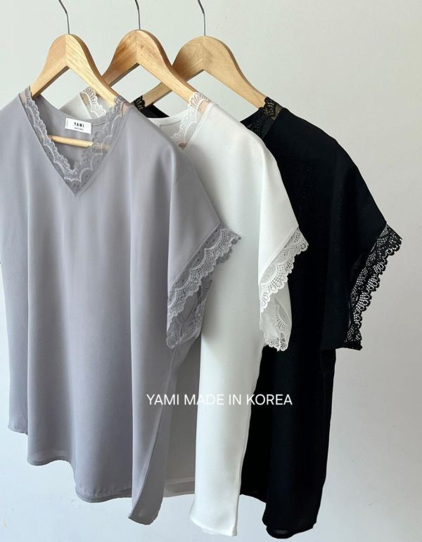ZinD [ 蕾絲滾邊v領短袖雪紡氣質上衣 ] 3色 2606124 ZinD,zind,ZD,zooindrawer,zoo in 抽屜,動物園,丹寧,外套,外套富翁,洋裝,韓國襪子,年終慶,雙11,雙12,黑五,百搭,合購價,自訂,春裝,Tshirt,首爾