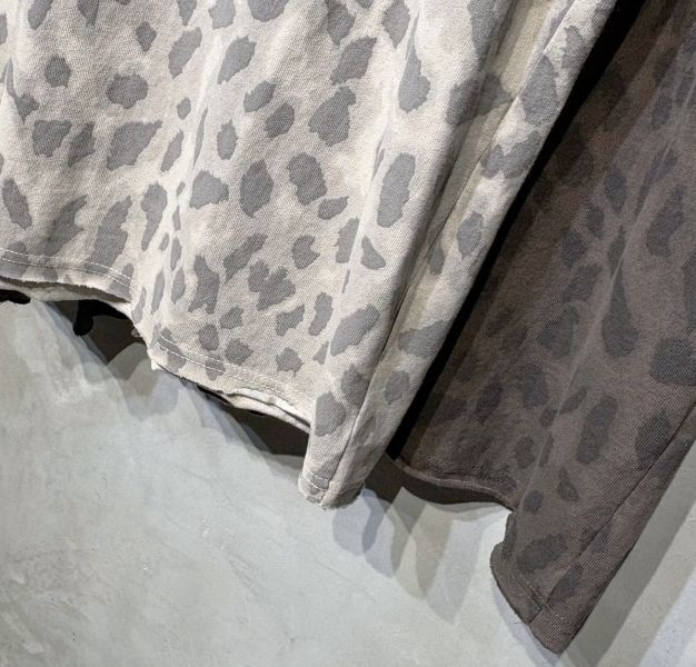 ZinD [ 暈染小豹紋中厚度棉Ｔ恤 ] 2色 2511131 ZinD,zind,ZD,zooindrawer,zoo in drawer,抽屜動物園,丹寧,牛仔外套,外套富翁,洋裝,韓國襪子