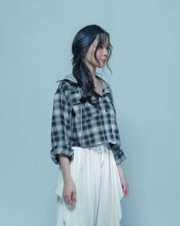 ZinD [ SALE 家蓁穿著款：經典格紋連帽排扣短外套上衣 ] 2色 2608274 ZinD,zind,ZD,zooindrawer,zoo in 抽屜,動物園,丹寧,外套,外套富翁,洋裝,韓國襪子,年終慶,雙11,雙12,黑五,百搭,合購價,自訂,春裝,Tshirt,首爾