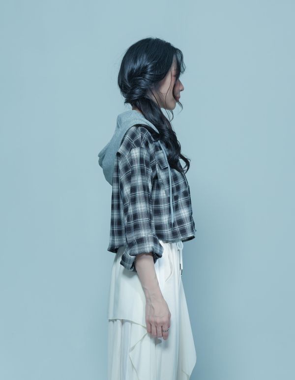 ZinD [ SALE 家蓁穿著款：經典格紋連帽排扣短外套上衣 ] 2色 2608274 ZinD,zind,ZD,zooindrawer,zoo in 抽屜,動物園,丹寧,外套,外套富翁,洋裝,韓國襪子,年終慶,雙11,雙12,黑五,百搭,合購價,自訂,春裝,Tshirt,首爾